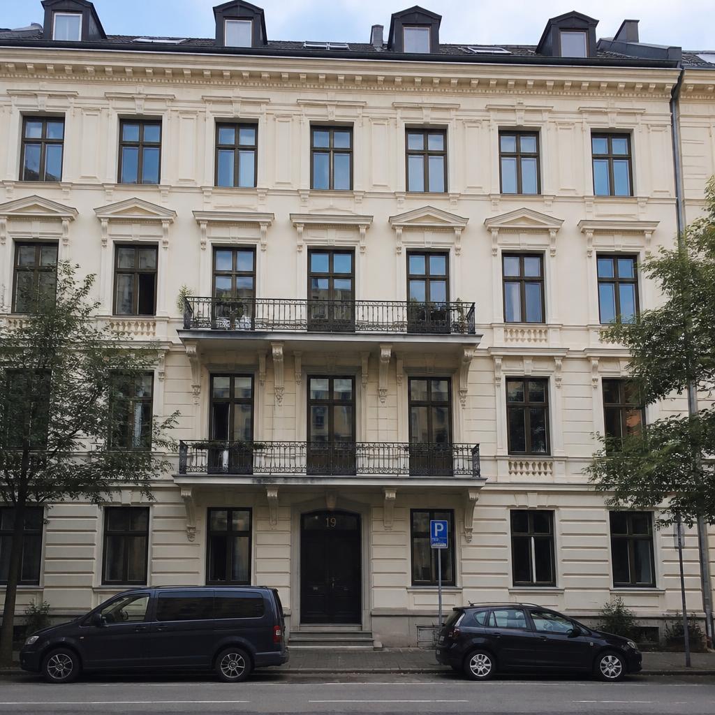 Klassisk murgård med kremhvit stukkfasade på Frogner i Oslo